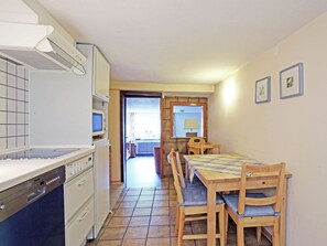 Dining - Beautifully Located Apartment on a Holiday Farm in the Westerwald Region (Katzwinkel (Sieg))