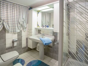 Shower, towels - Large Apartment With Garden, two Terraces and a View of the Harz Mountains (Bad Lauterberg)