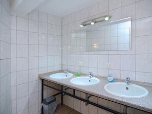 House | Bathroom | Shower - Altes Ferienhaus mit Sauna in Heinsberg (Kirchhundem)