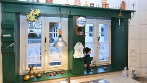 A kitchen with a green countertop, a sink, and various kitchen items. - Altes Ferienhaus mit Sauna in Heinsberg (Kirchhundem)