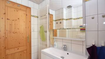 Combined shower/bathtub, towels
