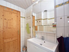 Combined shower/tub, towels