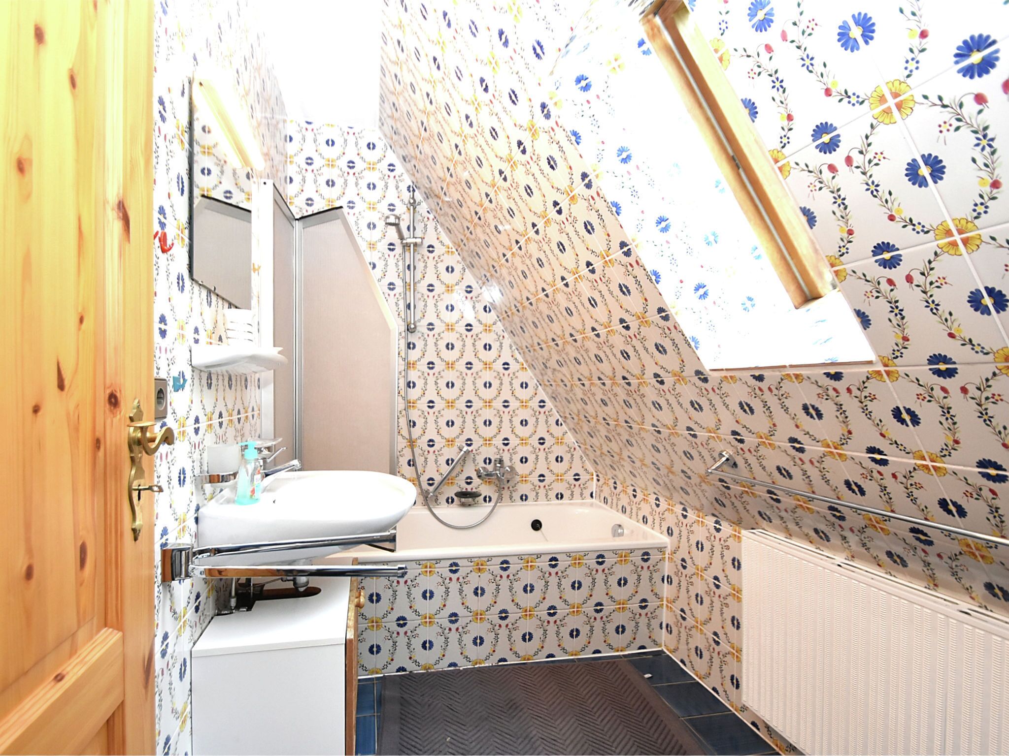Combined shower/bathtub