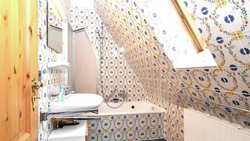Combined shower/bathtub
