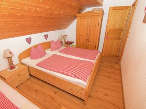 2 عدّة غرف نوم وطراز فريد لكل وحدة وملاءات أسرّة