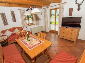Living room - Charming Holiday Home Near the Bavarian Alps (Uebersee)