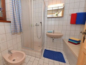 Shower, towels - Boutique Apartment in Wegscheid Near Ski Lift (Wegscheid)