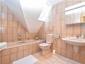 Apartment | Bathroom - Holiday Home With Garden in Weissenbrunn (Weissenbrunn)