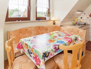 Dining - Quaint Apartment in Zella-mehlis With Garden (Zella-Mehlis)