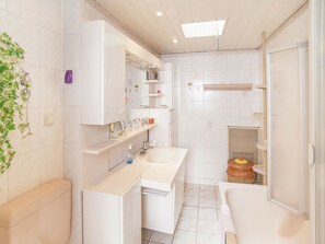 Combined shower/bathtub, towels - Quaint Apartment in Zella-mehlis With Garden (Zella-Mehlis)