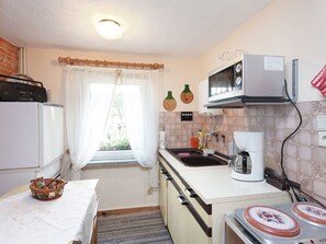 Fridge, microwave, stovetop - Lovely Holiday Home in Altenfeld in Thuringia With Garden and Tiled Stove (Altenfeld)