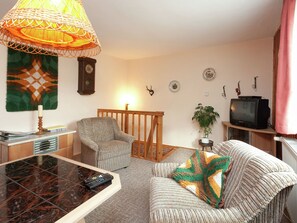 Living room - Lovely Holiday Home in Altenfeld in Thuringia With Garden and Tiled Stove (Altenfeld)