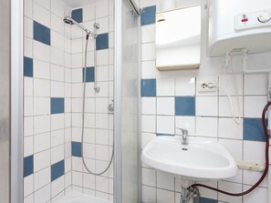 Shower, towels - Lovely Holiday Home in Altenfeld in Thuringia With Garden and Tiled Stove (Altenfeld)