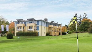 A modern apartment building with balconies, situated on a well-maintained golf course. - Apartment in Bad Durrheim Near Lake Constance (Bad Duerrheim)