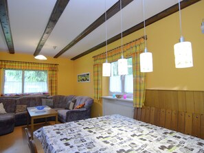 Dining - Modern Holiday Home in Fichtelberg With Terrace (Fichtelberg)
