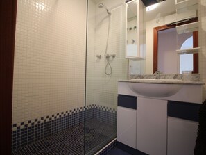 Shower - Modern Apartment in Empuriabrava With Beach Near (Castello d'Empuries)