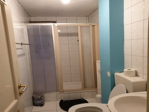 House | Bathroom | Shower - Pleasant Holiday Home in Herzogenaurach near River (Herzogenaurach)