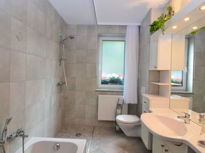Bathtub, towels - Modern Apartment in Thuringian Forest With Fireplace, Infrared Sauna and Terrace (Suhl)