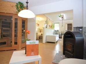 1 bedroom, individually furnished, bed sheets - Modern Apartment in Thuringian Forest With Fireplace, Infrared Sauna and Terrace (Suhl)