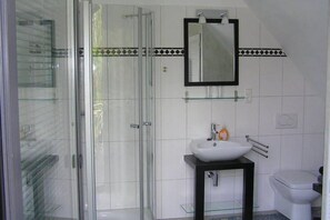 Shower - Attractive Holiday Home in Castell Bavaria With Barbecue (Castell)