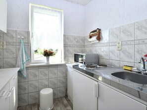 House | Private kitchen | Electric kettle - Cozy Retreat Near Rennsteig (Schleusingen)