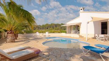 Villa | Piscina | Una piscina cubierta, una piscina al aire libre
