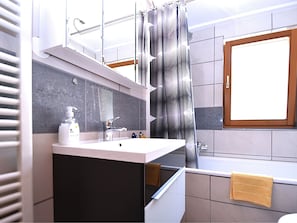 Combined shower/tub, towels - Modern Apartment on the 1st Floor at the Foot of the Feldberg With use of Garden (Todtnau)