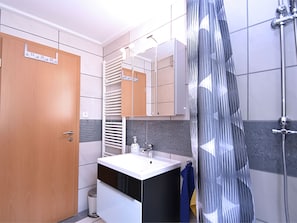 Combined shower/bathtub, towels - Modern Apartment on the 1st Floor at the Foot of the Feldberg With use of Garden (Todtnau)