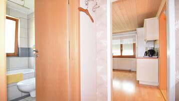 1 bedroom, individually furnished, cots/infant beds, bed sheets