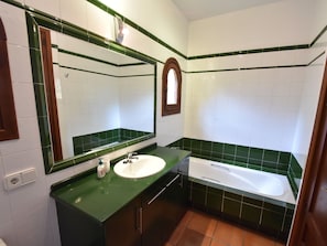 Combined shower/bathtub, towels - Charming Villa in Altea With Private Swimming Pool (Altea)