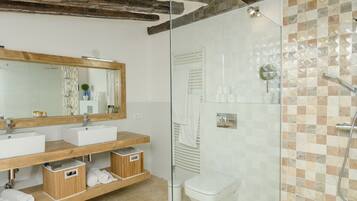 Combined shower/tub
