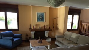 Fireplace, DVD player - Atmospheric Villa in Bergondo Galicia With Private Pool (Bergondo)