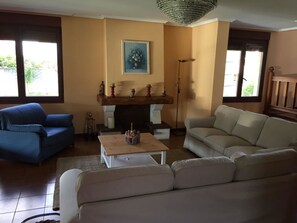 Chimenea, reproductor de DVD y estación para reproductor de MP3