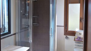 Combined shower/bathtub - Atmospheric Villa in Bergondo Galicia With Private Pool (Bergondo)