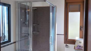 Combined shower/bathtub