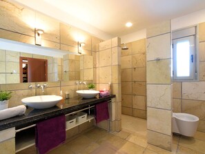 Combined shower/tub, towels - Spacious and Comfortable Villa With Lots of Privacy and Beautiful Views of Monda (Monda)