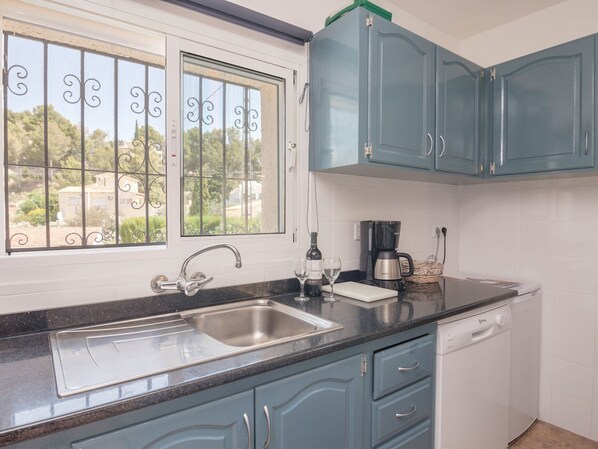 Fridge, microwave, coffee/tea maker, toaster - Spacious Holiday Home With Private Swimming Pool in Benissa (Benissa)