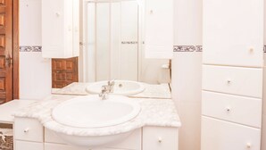 Combined shower/tub, towels - Spacious Holiday Home With Private Swimming Pool in Benissa (Benissa)