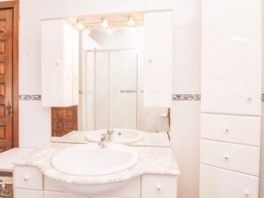Combined shower/tub, towels - Spacious Holiday Home With Private Swimming Pool in Benissa (Benissa)
