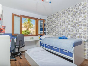 3 Schlafzimmer, Babybetten, individuell eingerichtet, Bettwäsche
