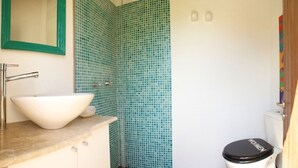 Bathtub, towels