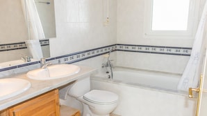 Combined shower/bathtub - Lavish Holiday Home in Catalonia With a Swimming Pool (L'Escala)