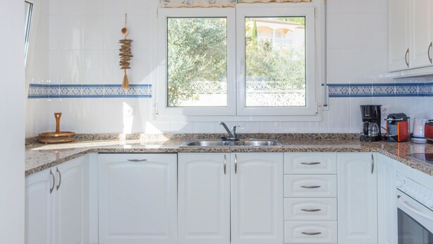 Coffee/tea maker, microwave, oven, dishwasher - Lavish Holiday Home in Catalonia With a Swimming Pool (L'Escala)