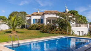 Outdoor pool - Lavish Holiday Home in Catalonia With a Swimming Pool (L'Escala)