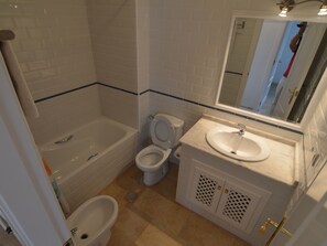Ferienhaus | Badezimmer | Duschwanne, Handtücher