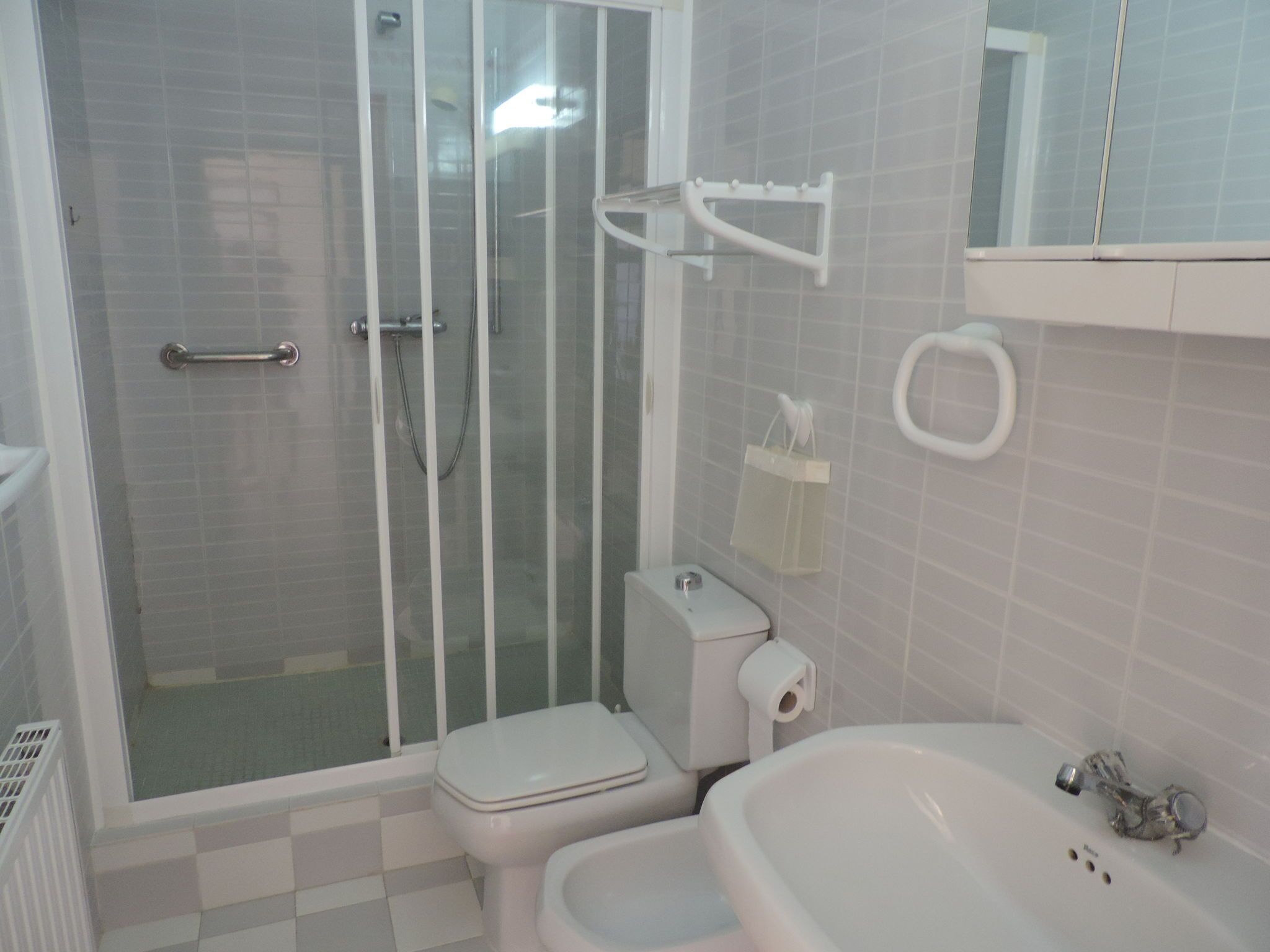Combined shower/tub