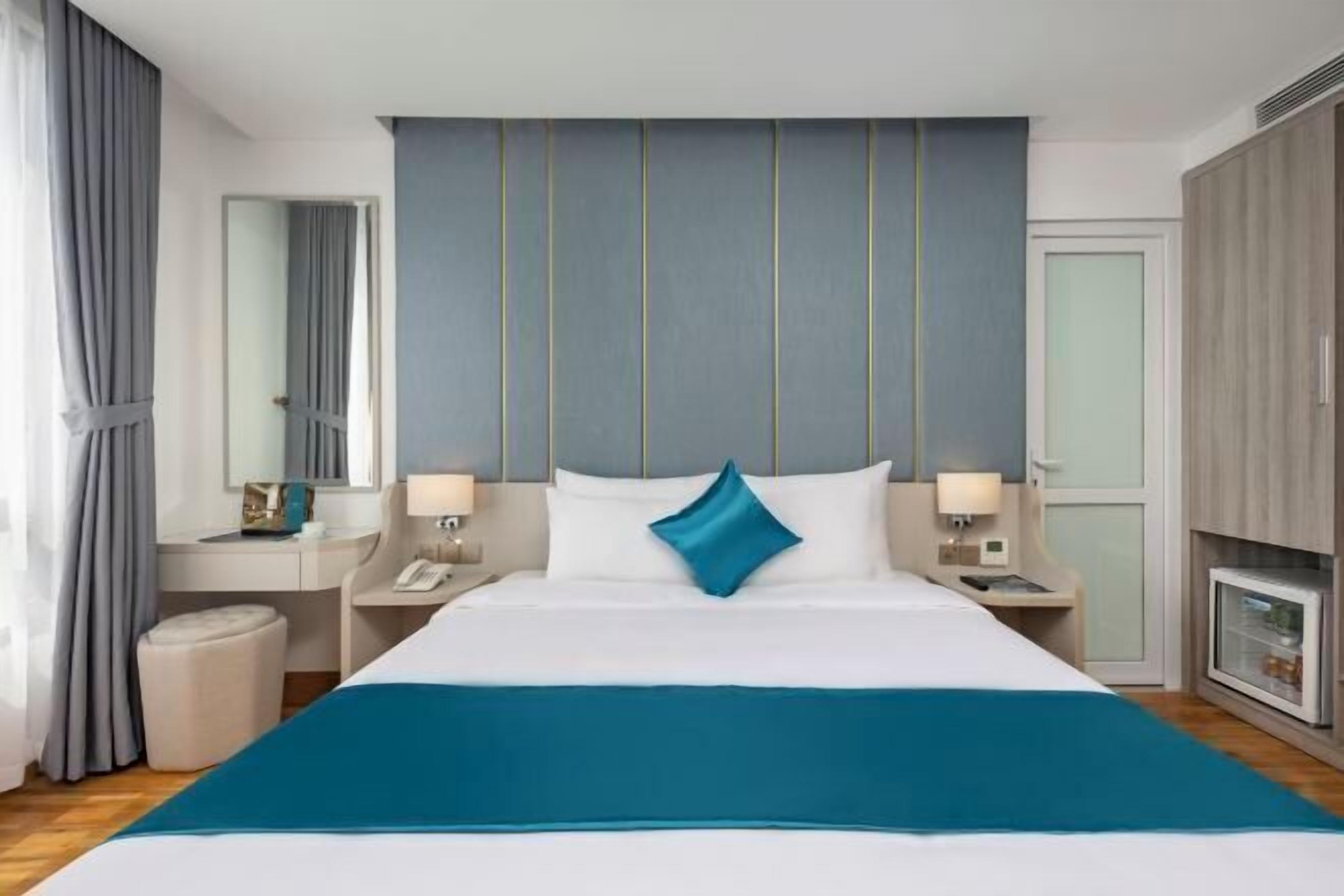 Minibar, in-room safe, desk, laptop workspace