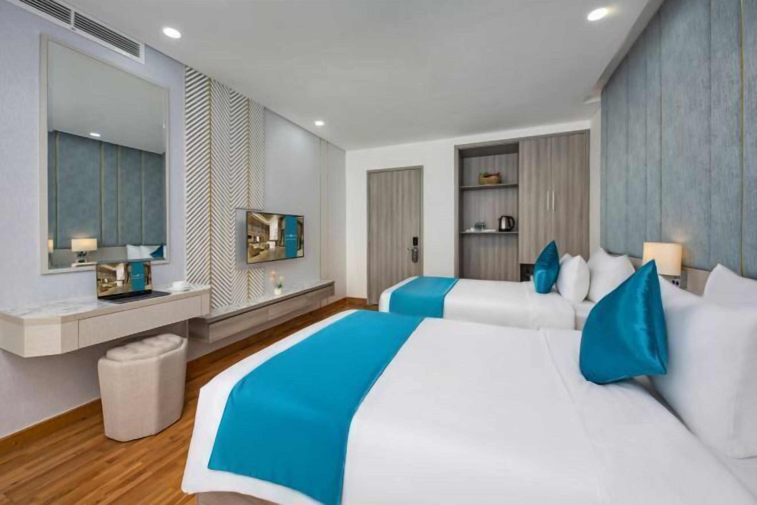 Minibar, in-room safe, desk, laptop workspace