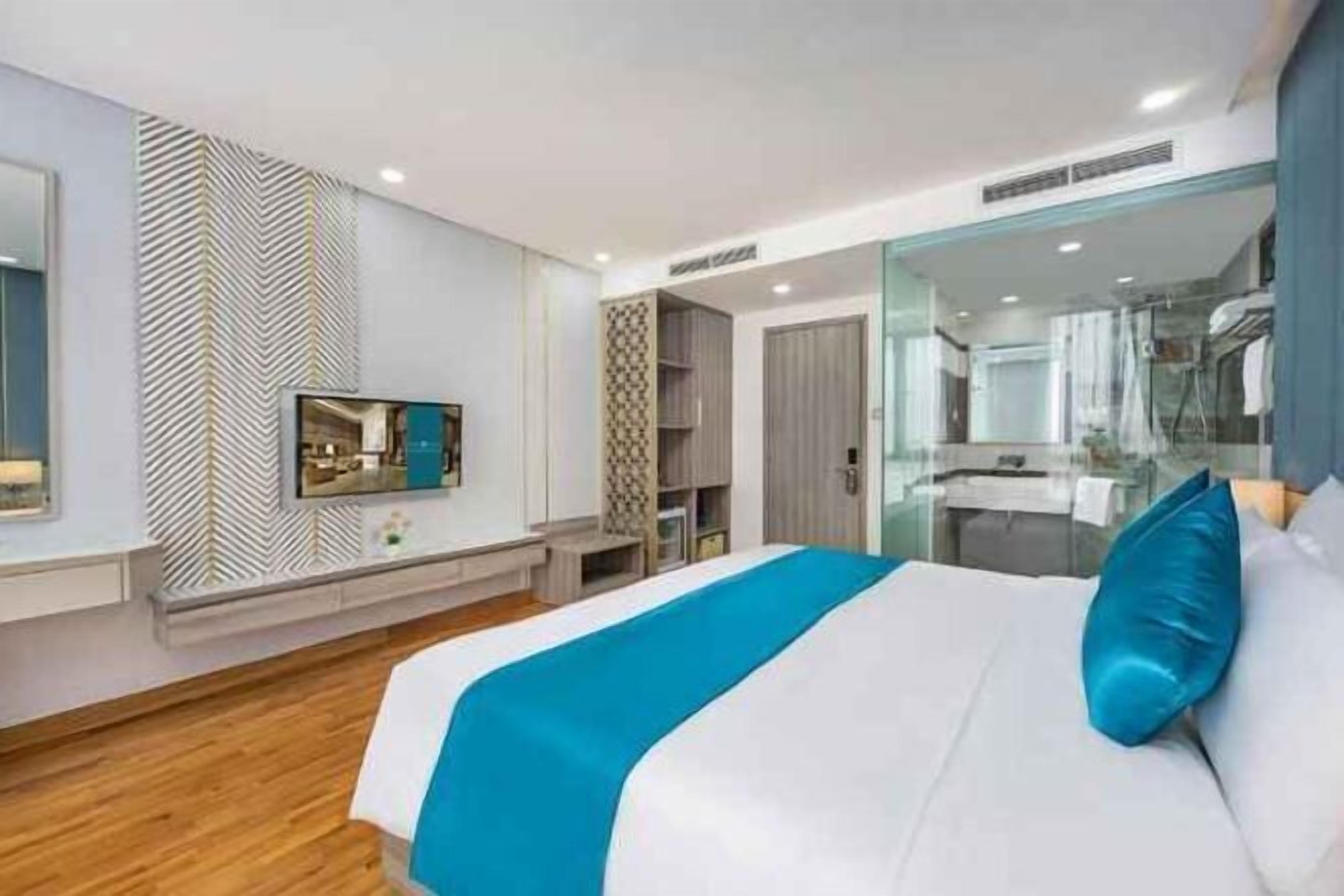 Minibar, in-room safe, desk, laptop workspace