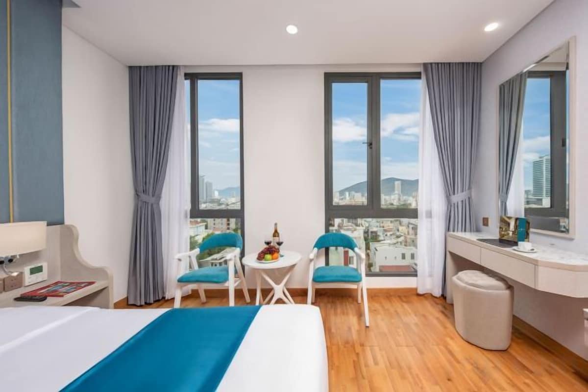 Minibar, coffres-forts dans les chambres, bureau